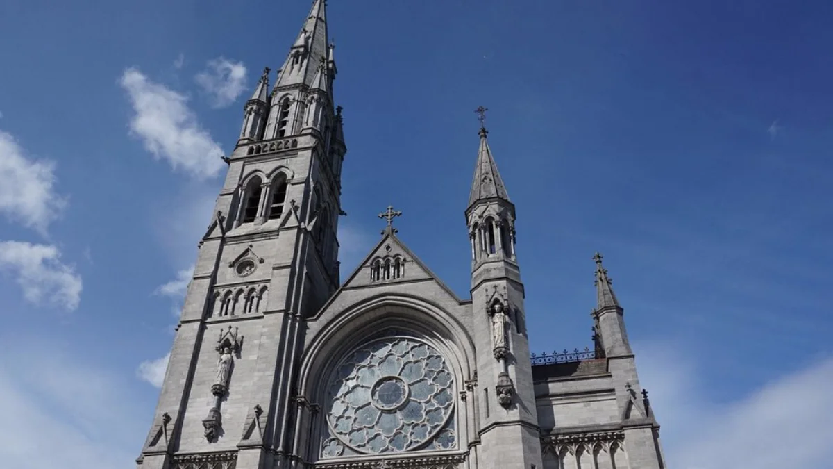 Which saint's head is on display in St. Peter's Church in Drogheda?