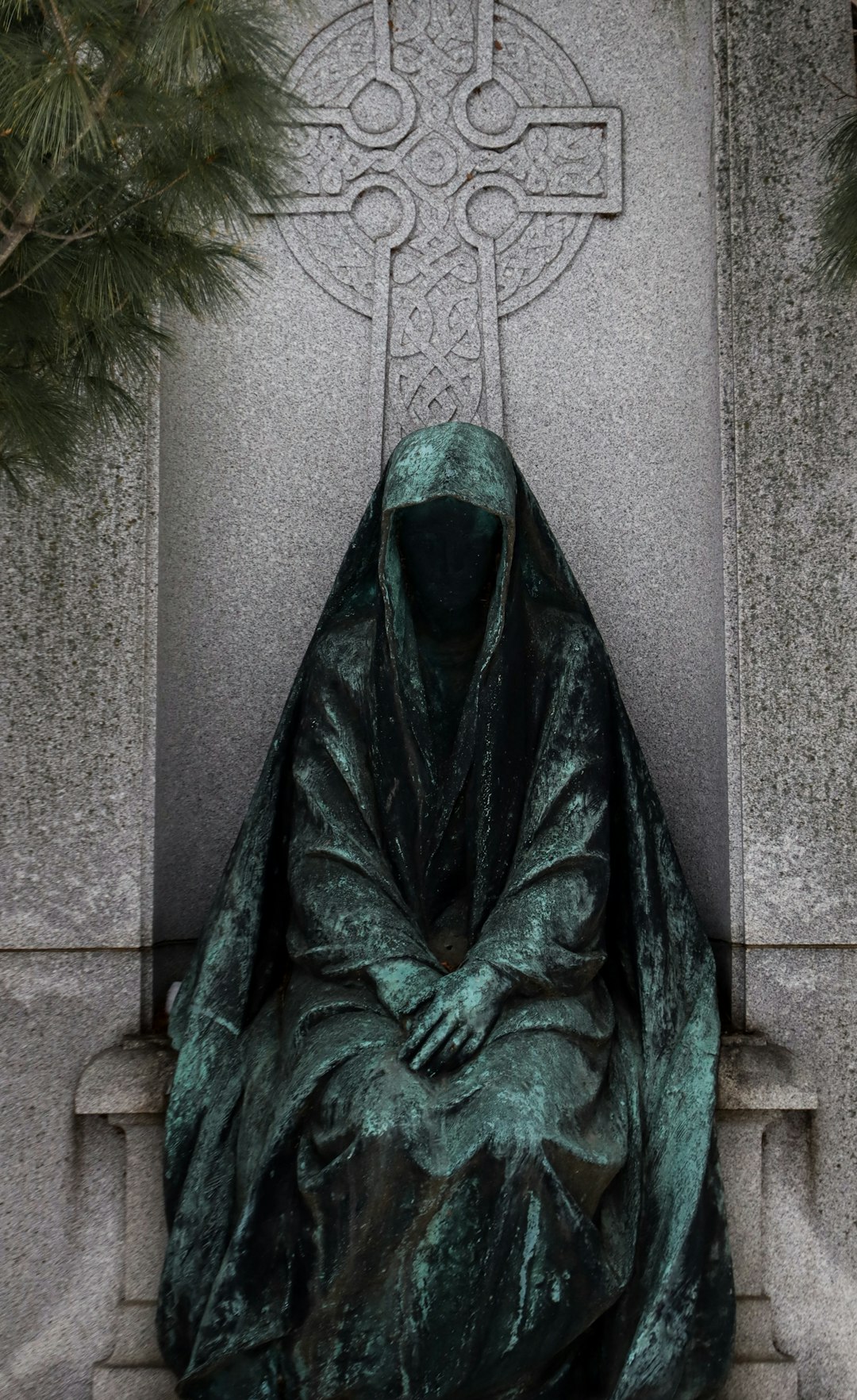 The Irish Spirit That Appears Wearing Your Face &mdash; and What It Comes to Warn You