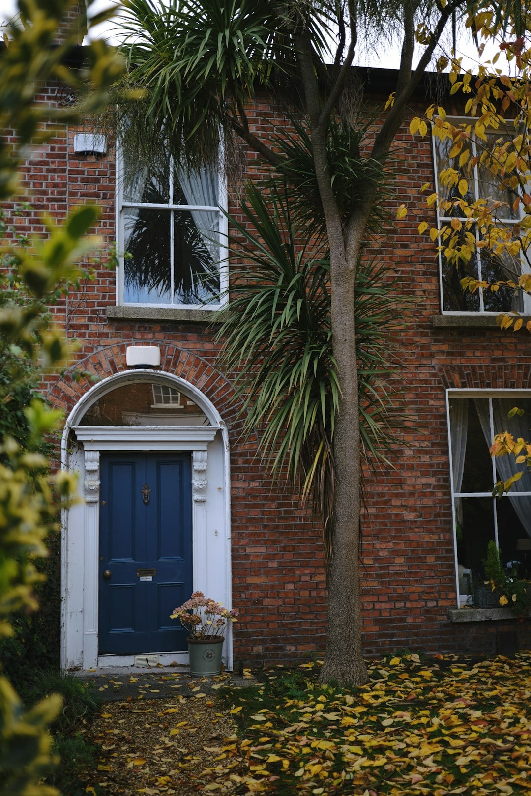 Why Irish Cottages Were Built With Two Opposite Doors &mdash; And Who They Were For