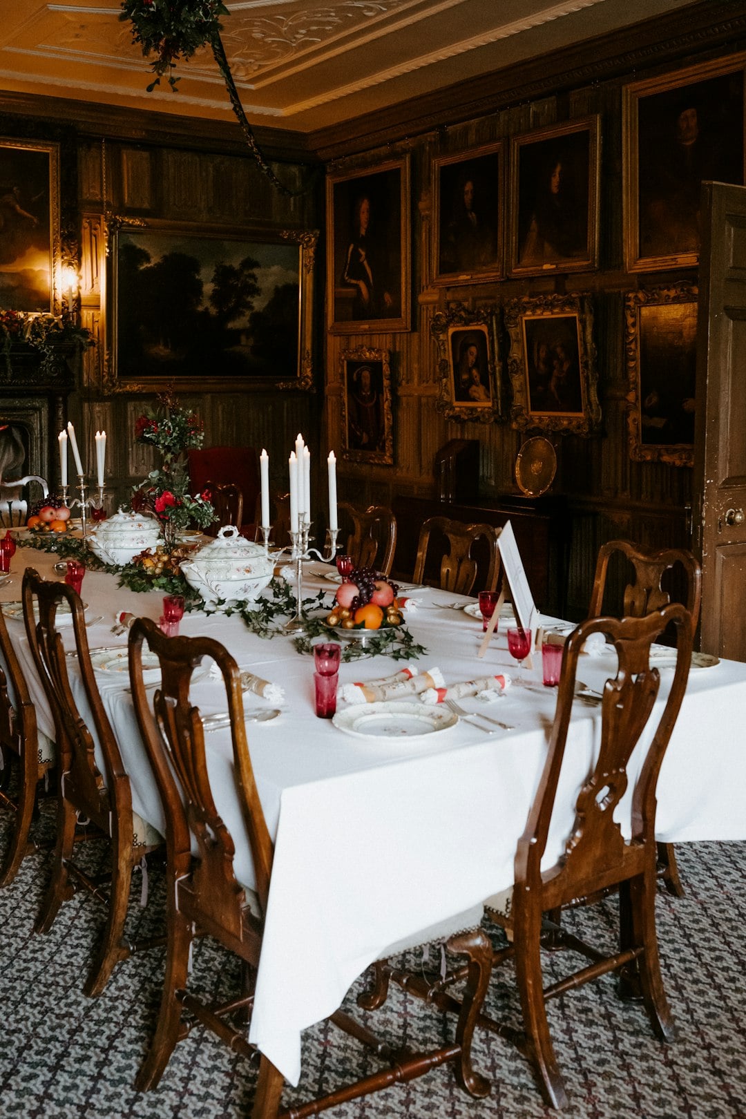 The Dinner Tradition That an Irish Pirate Queen Forced on a Castle &mdash; and It Never Ended