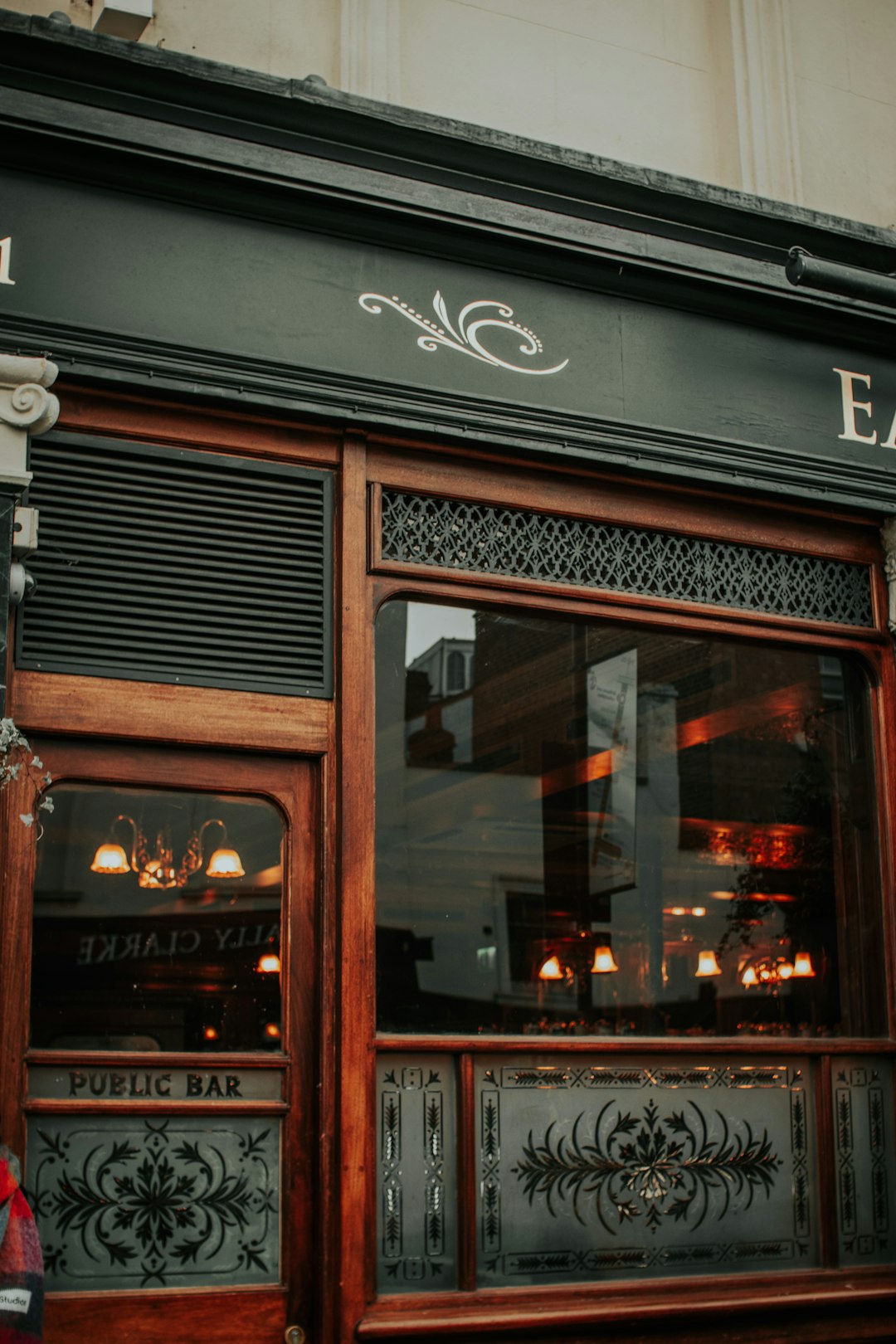 The Forgotten Reason Irish Pubs Have Those Small Hidden Rooms