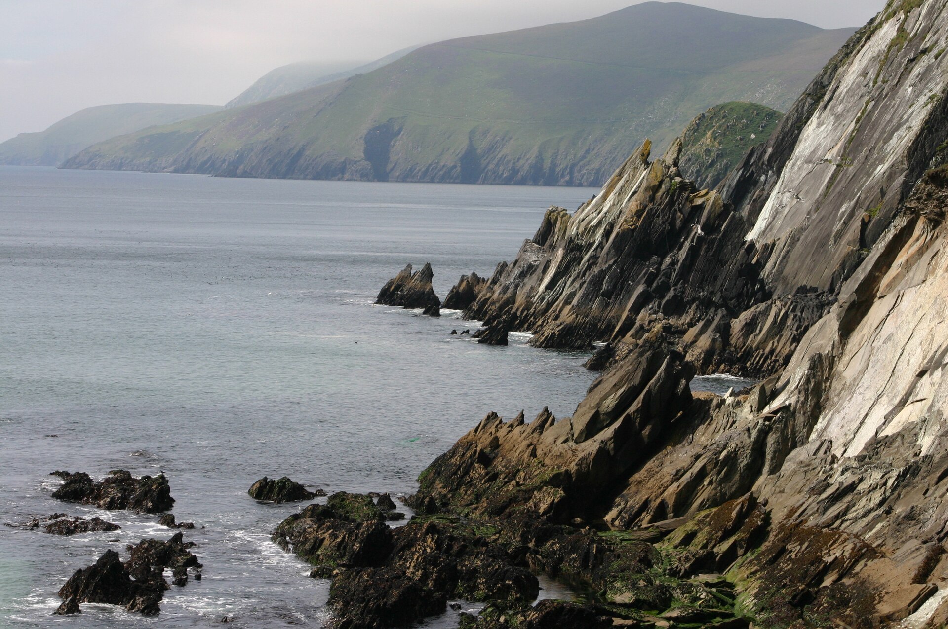 Dramatic jagged sea cliffs and untamed Atlantic at Slea Head, near Coumeenoole Beach on the wild western tip of the Dingle Peninsula, County Kerry