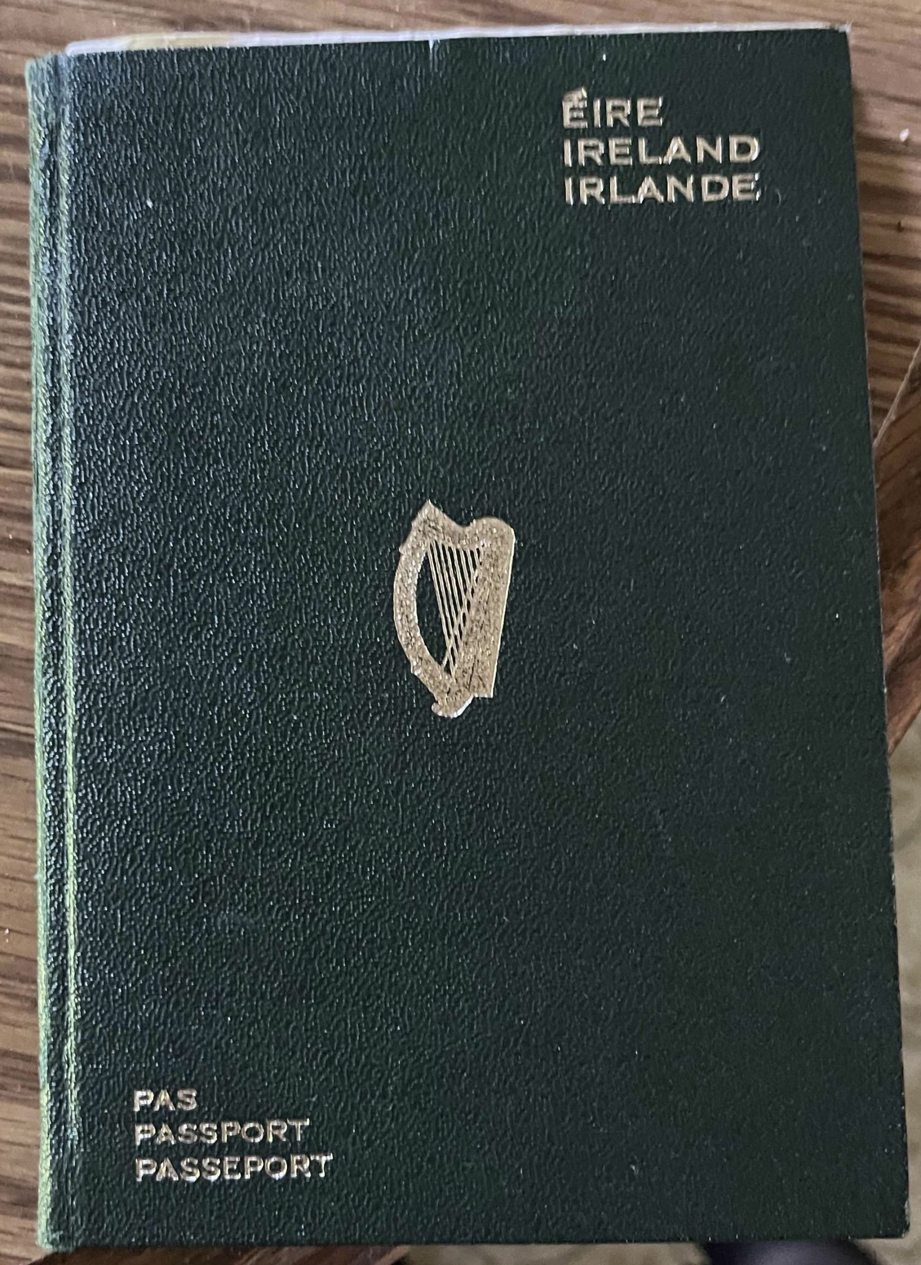 Cover of a 1952 Irish passport